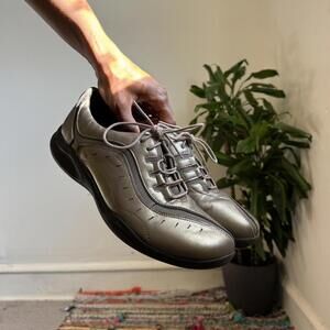 Women’s Clarks WaveWalk Gorpcore Techwear Sneakers in champagne Metallic 9.5